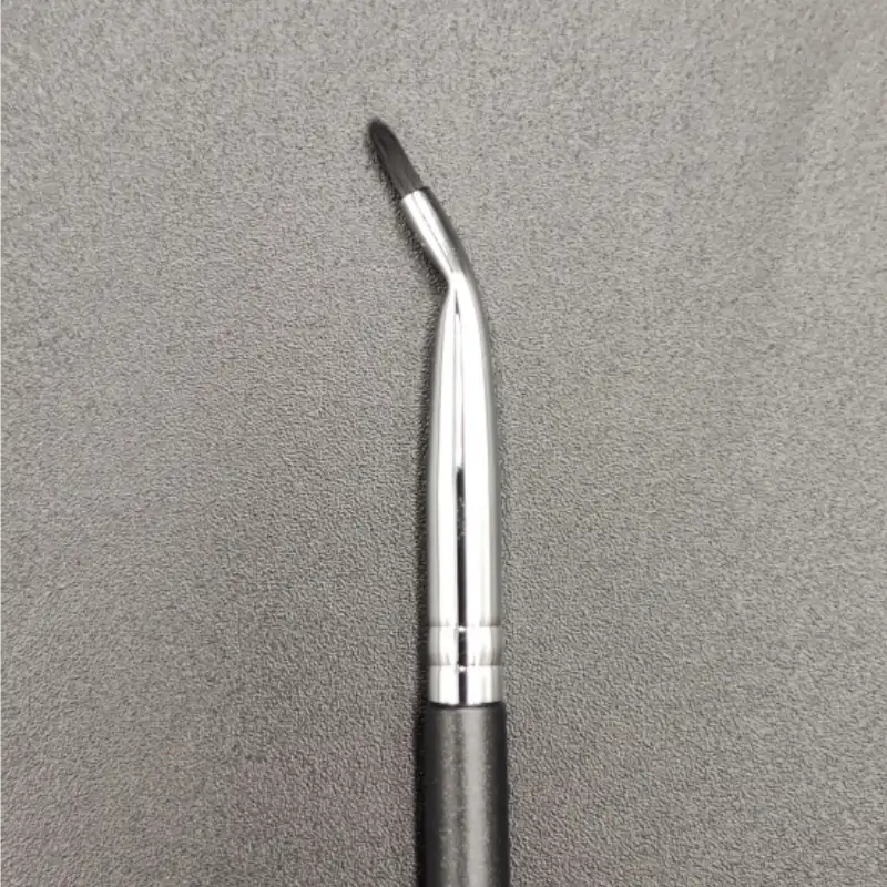 Curved eyeliner brush